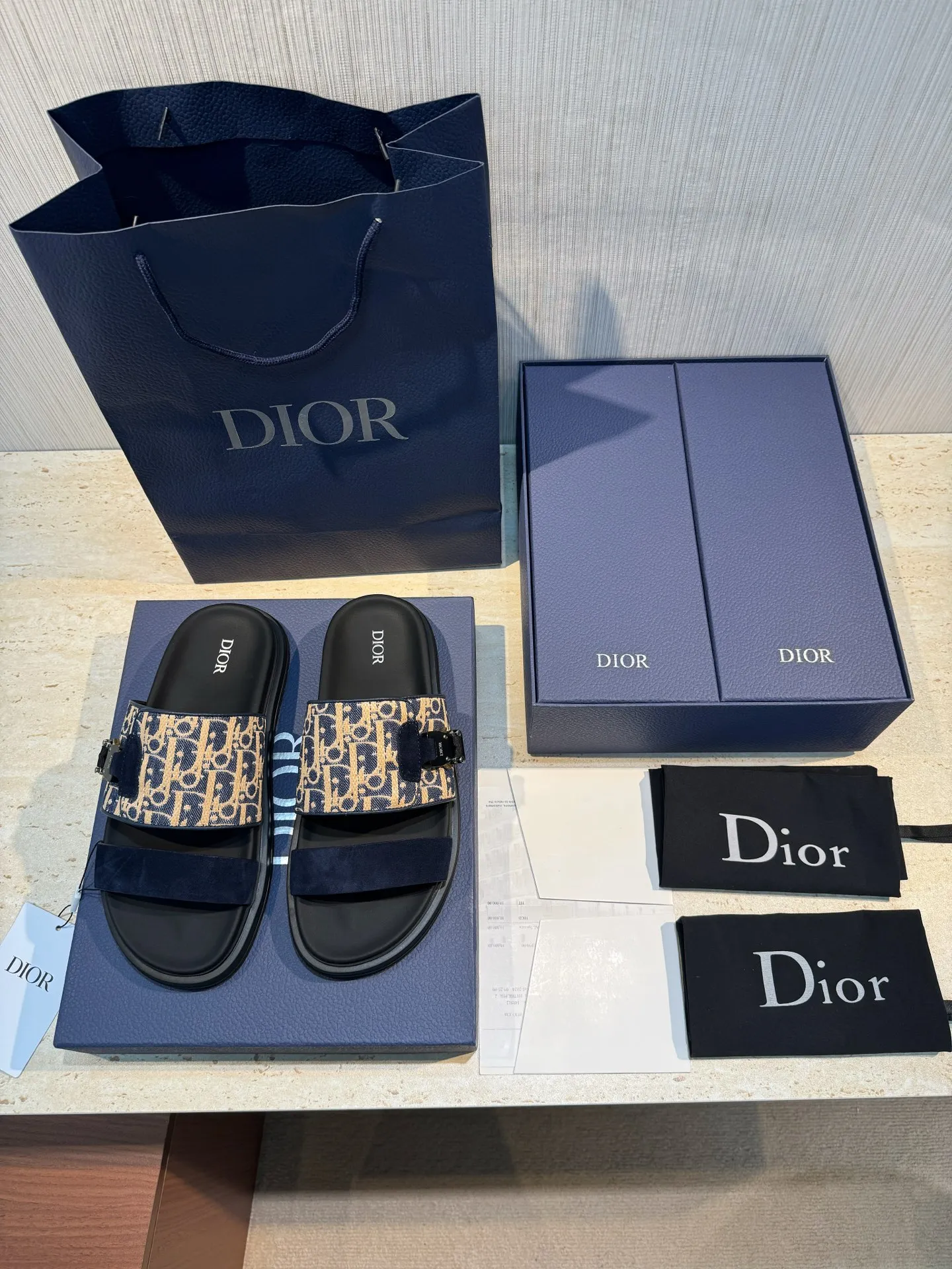 Factory price: 340💰Djia Aqua men's slippers and sandals, Dior's Aqua sandals are elegant and casual. The cross-strap design is reinterpreted in CD Diamond canvas, inspired by the brand's archives. Finished with a branded logo and tonal notch sole, they can be worn easily with shorts or jeans for a sophisticated look. Cowhide spliced ​​canvas + cowhide lining + rubber outsole Size: 39-44 (38 45 customized)
